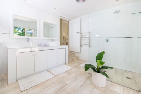 Luxury Double or Twin Room, 1 King Bed with Sofa bed, Garden View, Garden Area | Bathroom amenities | Separate tub and shower, deep soaking tub, designer toiletries