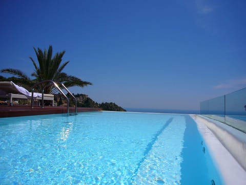 Seasonal outdoor pool, open 9 AM to 7 PM, pool umbrellas, sun loungers