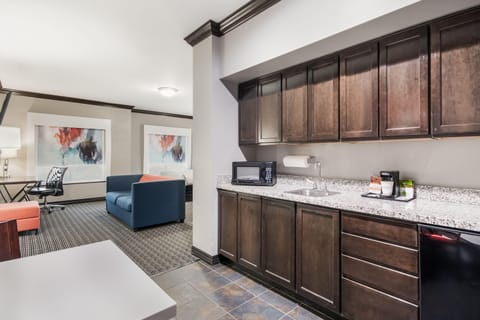 Pillowtop beds, in-room safe, desk, blackout drapes