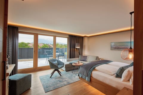 Junior Studio Suite | Hypo-allergenic bedding, minibar, in-room safe, desk