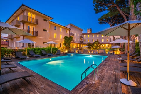 Seasonal outdoor pool, open 8:00 AM to 7:00 PM, pool umbrellas