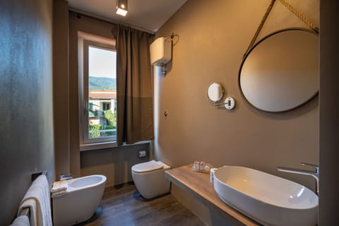 Junior Suite | Bathroom | Shower, free toiletries, hair dryer, slippers