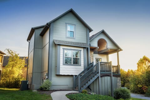 BellHaven - Front porch and back deck with lower level walk out