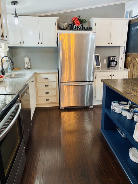Fully Stocked Kitchen, Stainless Appliances, Dishwasher/Oven