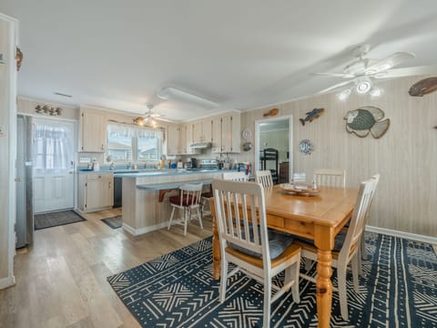 Dining Area - Seating for 6