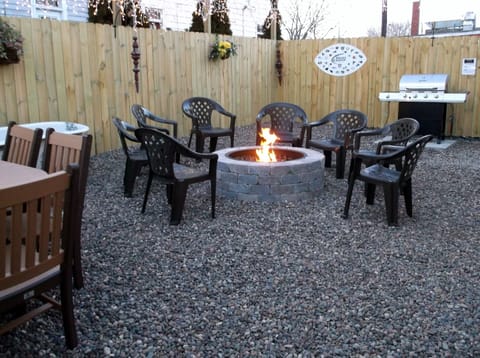 Private backyard w/gas fire pit, BBQ grill, picnic tables + fridge - seats 20+