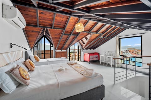 Executive Penthouse, Balcony | Soundproofing, free WiFi, bed sheets