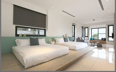 Deluxe Quadruple Room | Desk, blackout drapes, rollaway beds, free WiFi