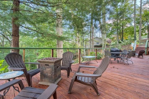 Relax in Adirondack chairs & enjoy crisp fall evenings by your private gas fire-pit on the 60' deck overlooking beautiful Lake Junaluska
