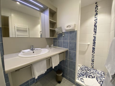Triple Room | Bathroom | Free toiletries, hair dryer, towels