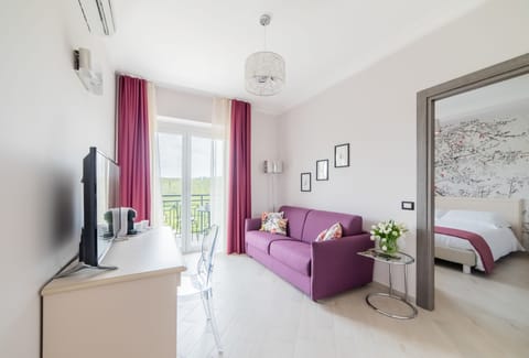 Comfort Room | Egyptian cotton sheets, minibar, in-room safe, desk