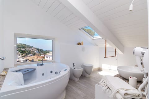 Suite, Sea View (Libeccio) | Bathroom | Shower, free toiletries, hair dryer, bidet