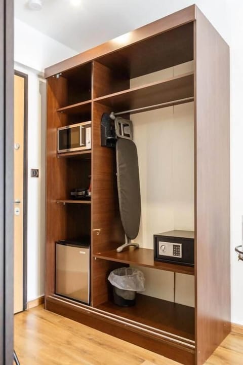 Deluxe Double Room, 1 King Bed | 1 bedroom, individually decorated, individually furnished