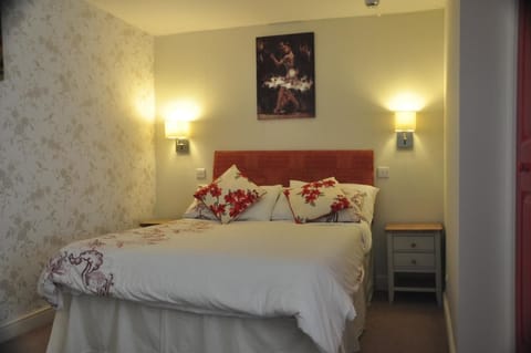 Standard Double Room, Mountain View | Desk, iron/ironing board, free WiFi, bed sheets