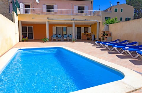 Village house with barbecue and swimming pool