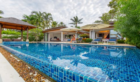Outdoor pool, an infinity pool, free cabanas, pool umbrellas