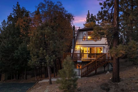 4 Bedroom Modern Cabin close to Bear Mountain Ski Resort.