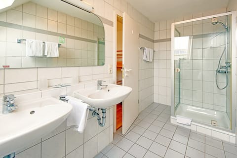 Apartment | Bathroom | Deep soaking tub, free toiletries, hair dryer, towels