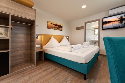 Hypo-allergenic bedding, minibar, in-room safe, desk