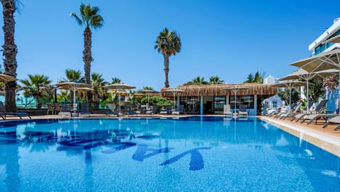 Outdoor pool, pool umbrellas, sun loungers