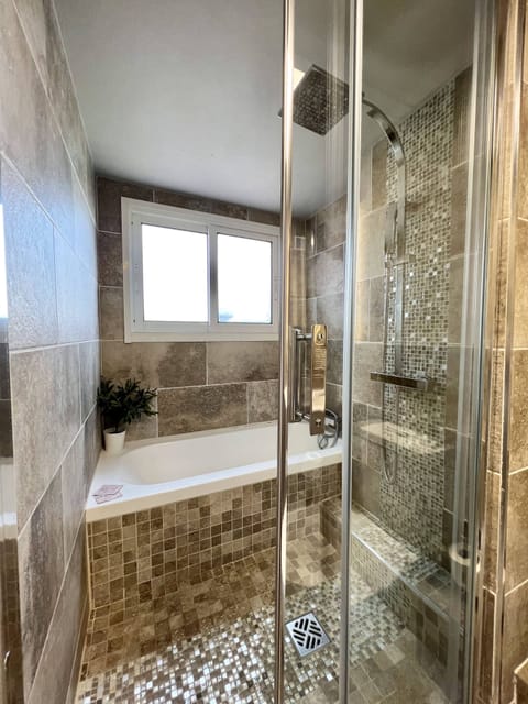 Standard Quadruple Room | Bathroom | Free toiletries, towels, soap, shampoo