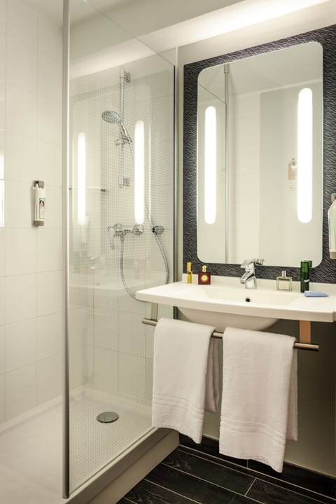 Standard Room, 2 Twin Beds | Bathroom | Shower, eco-friendly toiletries, hair dryer, towels