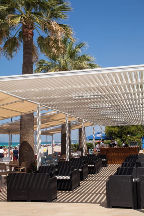 3 bars/lounges