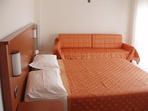 Quadruple Room | In-room safe, desk, free WiFi