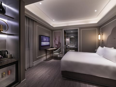 Superior Room, 1 King Bed | 1 bedroom, premium bedding, down comforters, free minibar