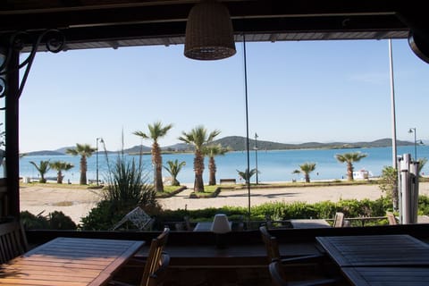 Breakfast, lunch and dinner served