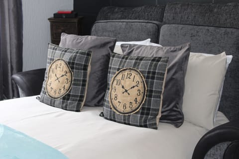Family Apartment, 1 Bedroom | Hypo-allergenic bedding, Tempur-Pedic beds, free WiFi, bed sheets