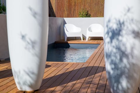 Seasonal outdoor pool, sun loungers