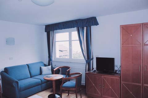 Double Room | Living room | 32-inch flat-screen TV with cable channels, TV
