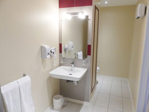 Comfort Single Room | Bathroom | Shower, free toiletries, hair dryer, towels