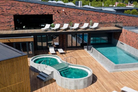 Couples treatment rooms, sauna, hot tub, steam room, body treatments