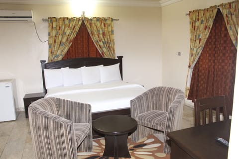 Deluxe Suite | In-room safe, desk, WiFi (free), bed sheets