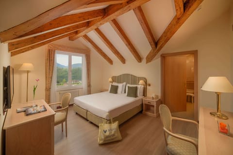 Suite, Lake View | Minibar, in-room safe, desk, free WiFi