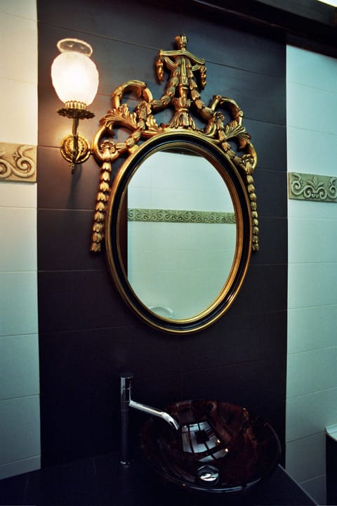 Gallery Suite, Multiple Beds, Jetted Tub, Partial Lake View (65 m²) | Bathroom sink