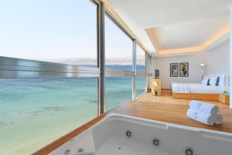 Suite (Executive Panoramic King) | Premium bedding, free minibar, in-room safe, desk