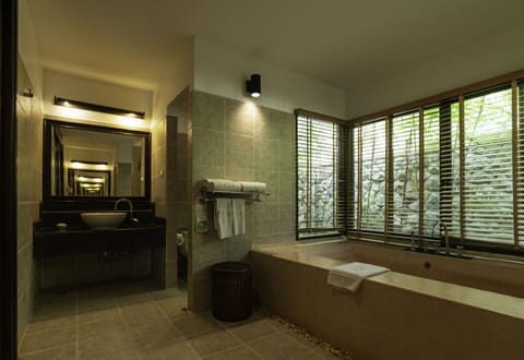 Deluxe Pool Villa | Bathroom | Free toiletries, hair dryer, slippers, towels