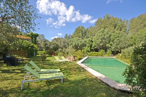 Spiros country house pool, surrounded by a large garden and nature, ideal for relaxing near the beach in Alcúdia.