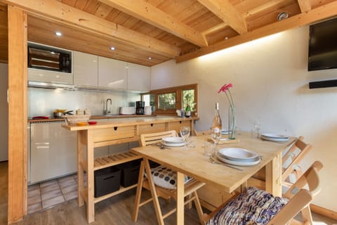 Kitchen & dining area