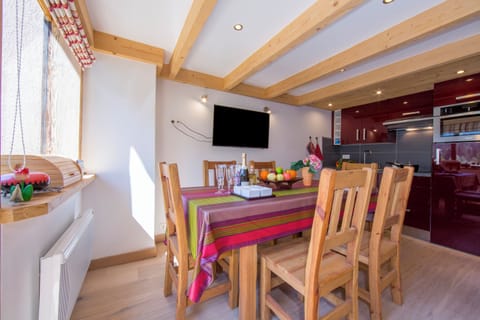 Open plan kitchen & dining area