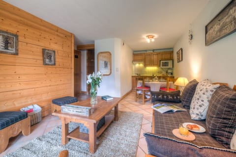 Open plan living room/kitchen