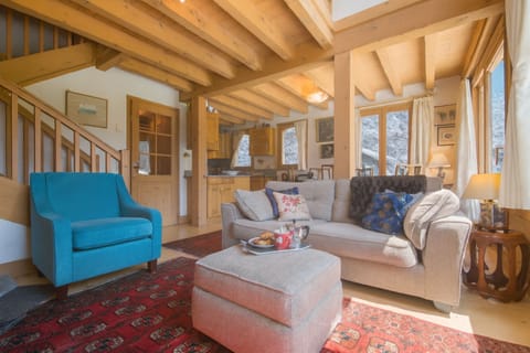 Open plan - living room next to kitchen
