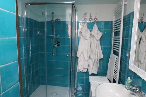 Shower, rainfall showerhead, free toiletries, hair dryer
