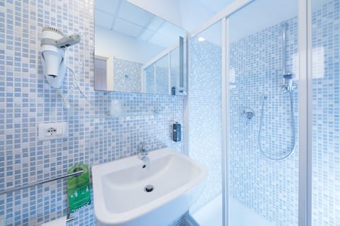 Standard Single Room, 1 Twin Bed, Balcony | Bathroom | Shower, free toiletries, hair dryer, towels