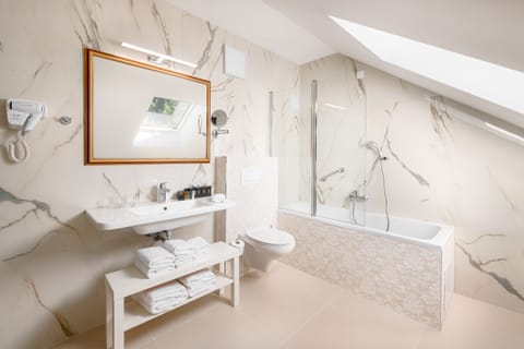 Junior Suite, Sea View | Bathroom | Shower, designer toiletries, hair dryer, bathrobes