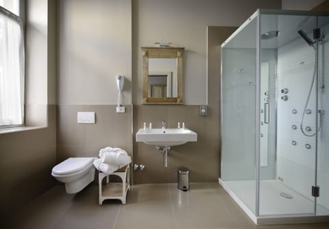 Shower, free toiletries, hair dryer, bidet