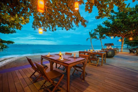 2 restaurants; breakfast, lunch, and dinner served